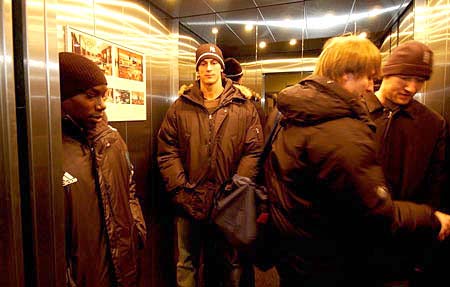 Фред Брэтуэйт, Лекавалье, Каспарайтис и Нюландер в лифте гостиницы.

